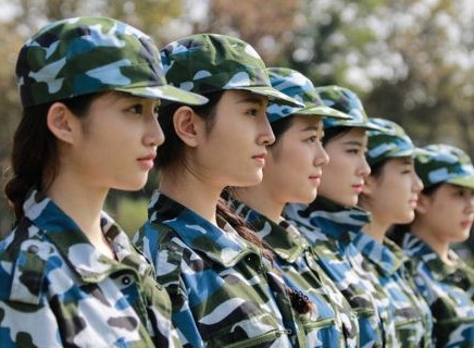 大学军训教官经典语录 大学军训教官崩溃瞬间